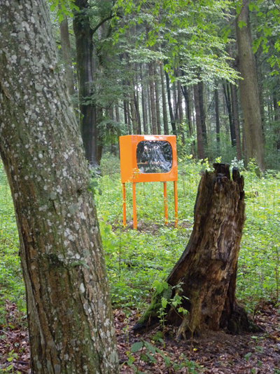 Standortansicht „Public Viewing“ / Klanginstallation / mixed media 2014 / Objekte: Florian L. Arnold / Sound: EMU-Ensemble / Technik: Klaus Schmidtke, Christine Söffing Standortansicht "Public Viewing" / Klanginstallation / mixed media 2014 / Objekte: Florian L. Arnold / Sound: EMU-Ensemble / Technik: Klaus Schmidtke, Christine Söffing