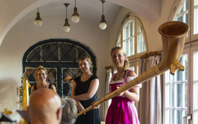 Wenn der Vater mit dem Sohne – und wenn der Musiker mit dem Zeichner: „Molto giocoso“ ist ein Spaß von Florian L. und Siegfried Arnold. http://www.swp.de/ulm/lokales/ulm_neu_ulm/Das-musikalische-Buechlein-Molto-giocoso-von-Siegfried-C-und-Florian-L-Arnold;art1222880,3953483